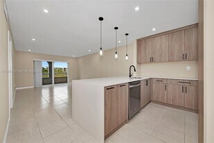 7732 Camino Real in Miami, FL - Building Photo