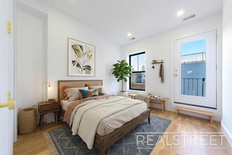 Stunning Penthouse 3 bed 3 Bath with Private Roof & WD in unit and more! in Brooklyn, NY - Foto de edificio - Building Photo