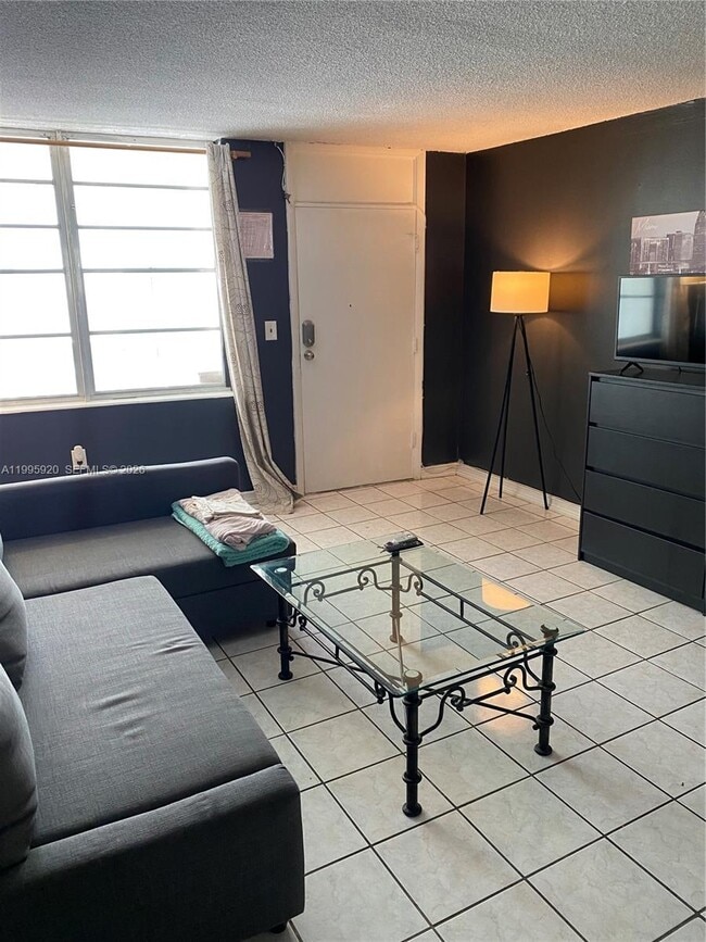 1732 Meridian Ave in Miami Beach, FL - Foto de edificio - Building Photo