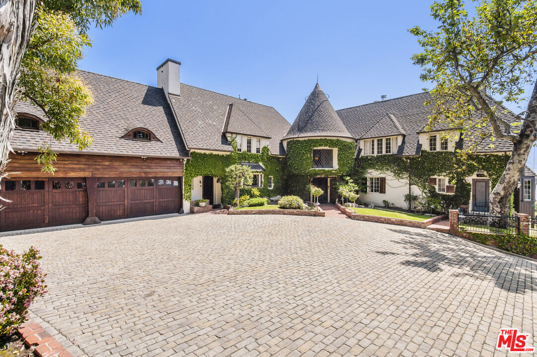 4053 Woking Way in Los Angeles, CA - Building Photo