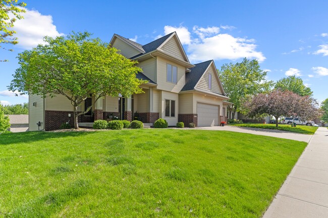 1077 Prairie Grass Ln in Iowa City, IA - Building Photo - Building Photo
