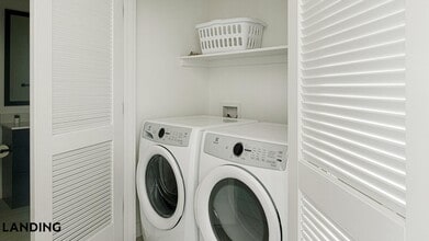 1007 S Mint St, Unit 914 in Charlotte, NC - Building Photo - Building Photo