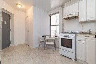 316 E 96th St in New York, NY - Building Photo