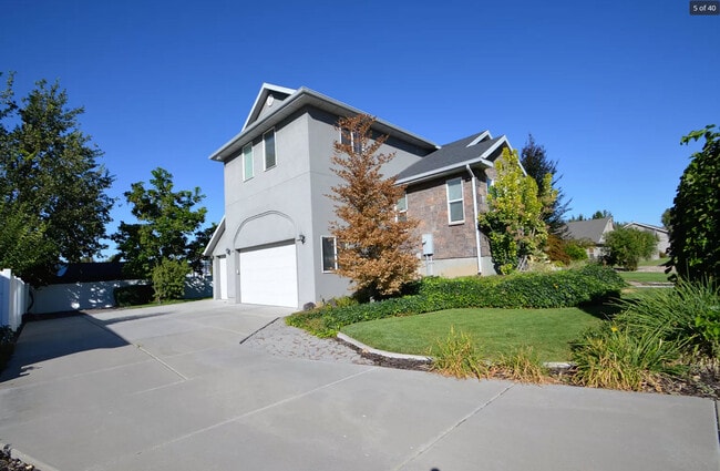 706 S 600 E, Unit B in Layton, UT - Foto de edificio - Building Photo