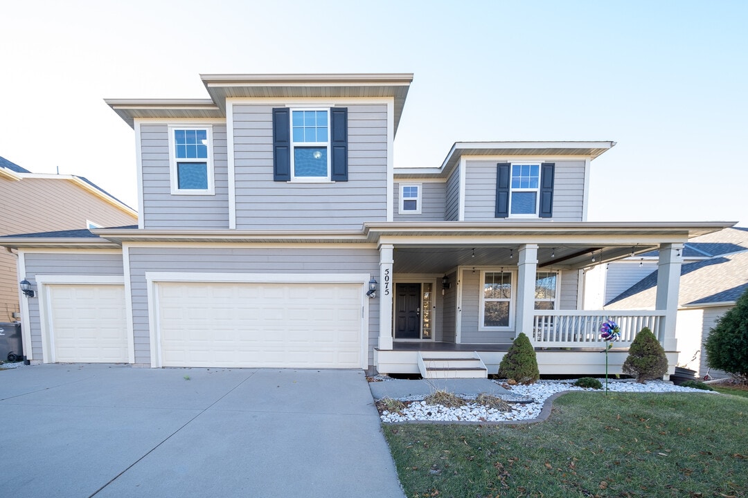 5075 Jewel Ln N in Minneapolis, MN - Building Photo