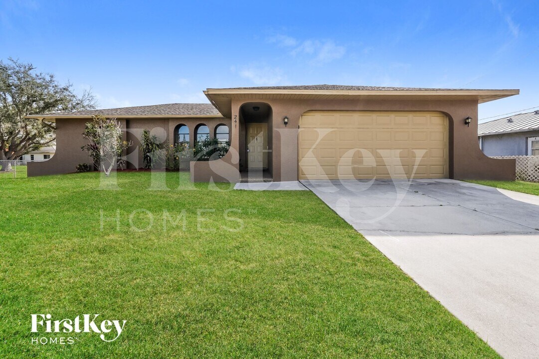 241 SE 1st Ave in Cape Coral, FL - Building Photo