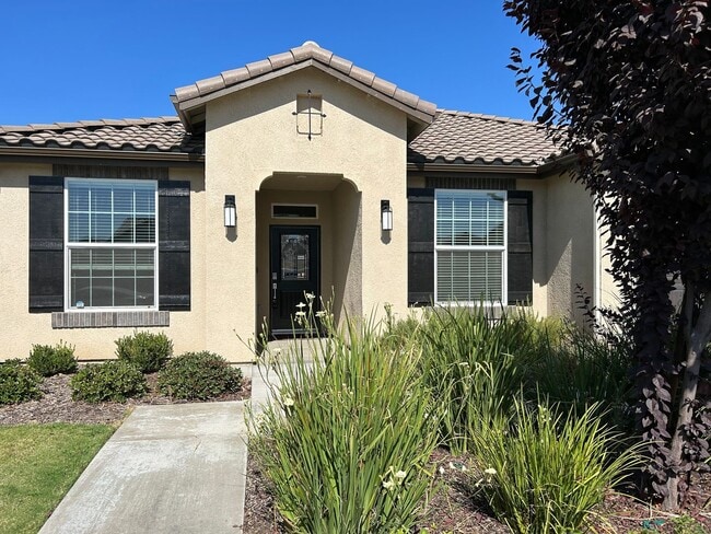 1025 S Crumal St in Visalia, CA - Building Photo - Building Photo