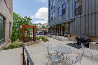 Asana Apartments in Madison, WI - Foto de edificio - Building Photo