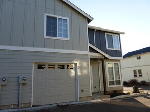 4463 SE Sycamore St in Hillsboro, OR - Building Photo - Building Photo
