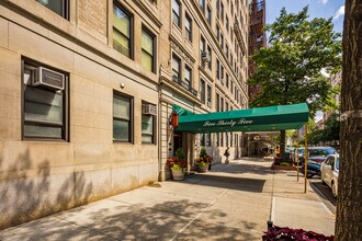 535 W 110th St in New York, NY - Foto de edificio - Building Photo