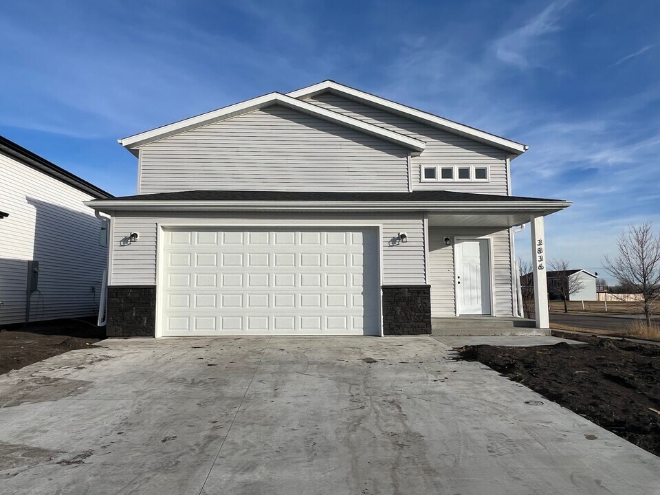 3836 33rd St S in Moorhead, MN - Building Photo