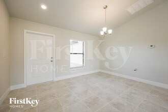 915 Plumosa Ave in Lehigh Acres, FL - Foto de edificio - Building Photo