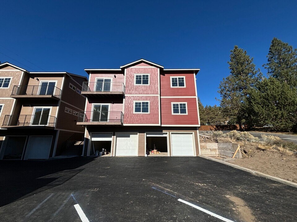 2058 NW Monterey Pines Dr in Bend, OR - Building Photo