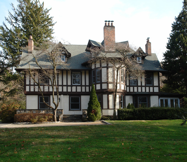 51 Dearfield Dr in Greenwich, CT - Foto de edificio - Building Photo