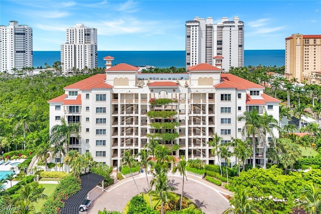 8720 Bay Colony Dr in Naples, FL - Building Photo