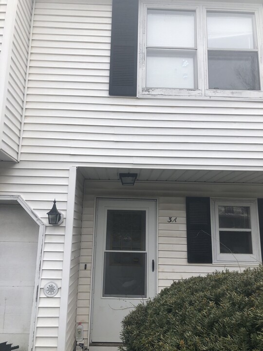 3 Chrisken Dr in Glenmont, NY - Foto de edificio