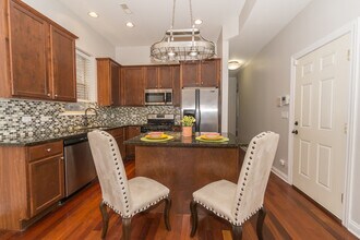 3440 N Narragansett Ave, Unit 2 in Chicago, IL - Foto de edificio - Building Photo