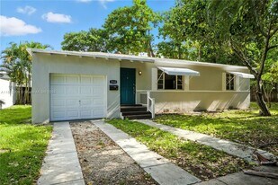 2545 Tequesta Ln in Miami, FL - Building Photo