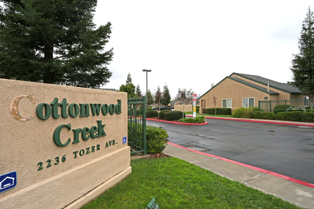 Cottonwood Creek in Madera, CA - Foto de edificio