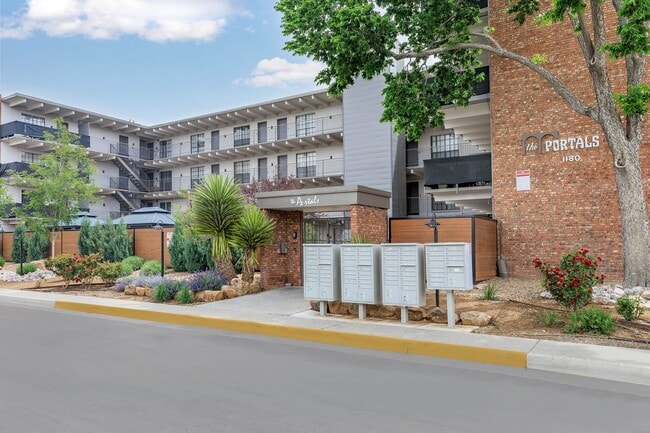 The Portals Apartments in Albuquerque, NM - Foto de edificio - Building Photo