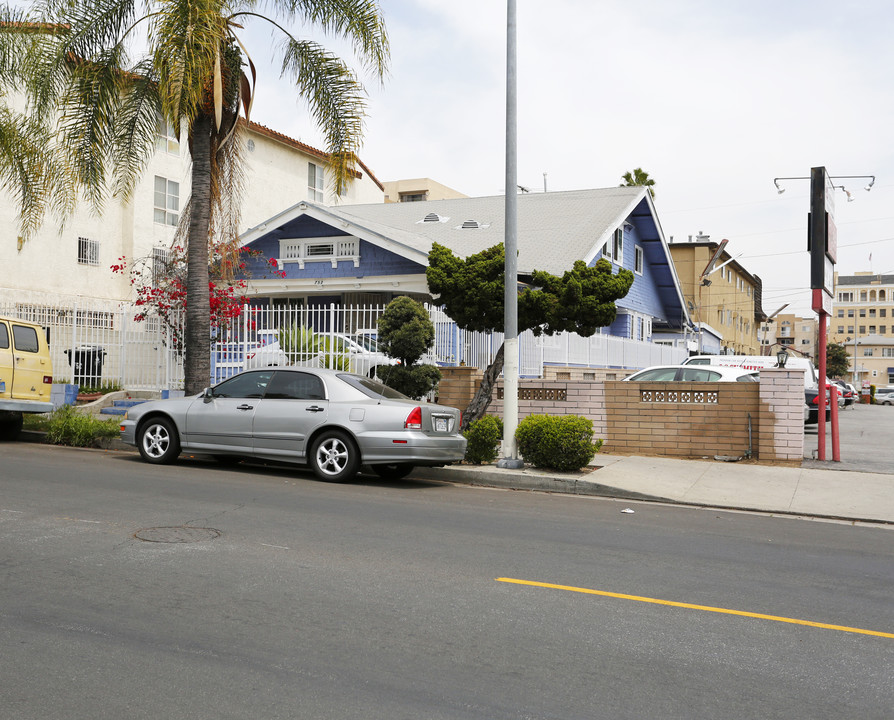 752 S Harvard Blvd in Los Angeles, CA - Building Photo