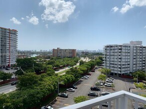 1200 NE Miami Gardens Dr in Miami, FL - Foto de edificio - Building Photo