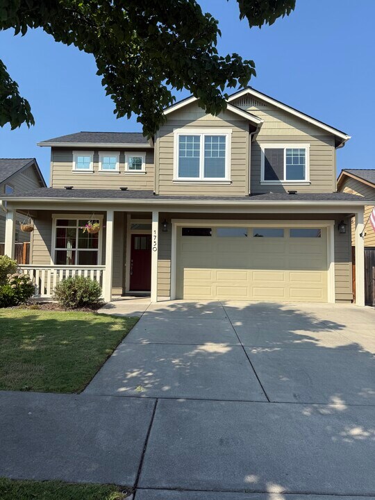 1750 Sandstone Dr in Medford, OR - Building Photo