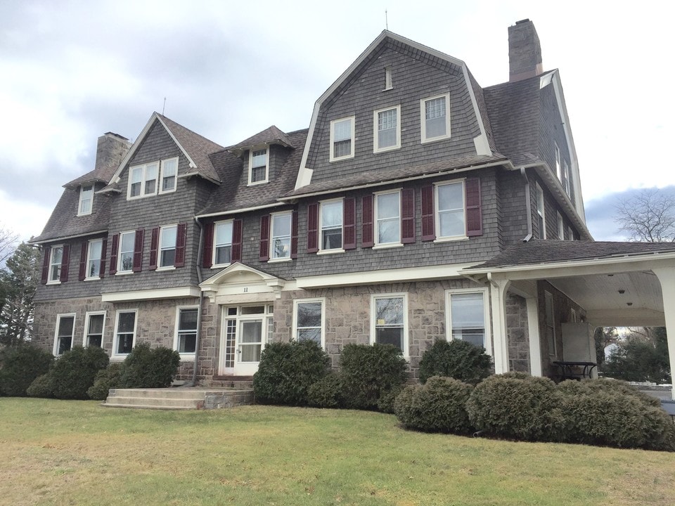 207 Bank Ave. Biddle Mansion in Riverton, NJ - Building Photo