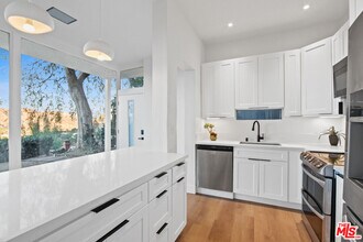 7326 Pacific View Dr in Los Angeles, CA - Building Photo - Building Photo