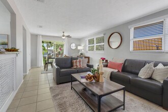 751 100th Ave N in Naples, FL - Foto de edificio - Building Photo