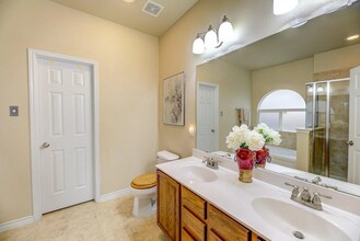 2409 Creek Villas Dr in Bedford, TX - Building Photo - Building Photo