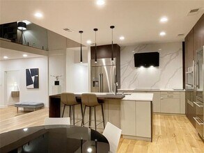 6802 Bert Ln in Dallas, TX - Foto de edificio - Building Photo