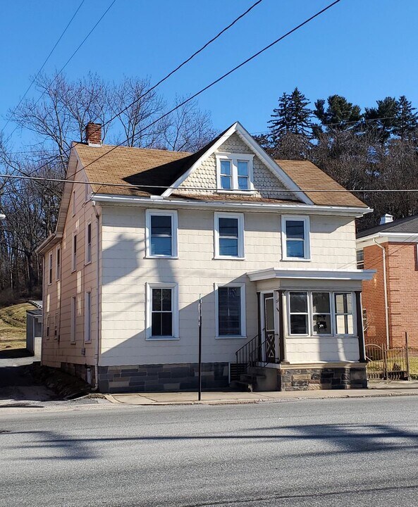 233 E Main St in Waynesboro, PA - Building Photo