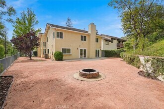 7169 Castle Peak Dr in Los Angeles, CA - Foto de edificio - Building Photo