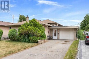 27 Oakridge Dr in Toronto, ON - Building Photo