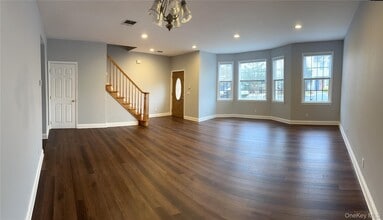 7803 Shore Rd in Port Washington, NY - Building Photo - Building Photo