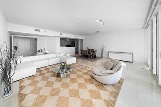 1643 Brickell Ave in Miami, FL - Building Photo - Building Photo