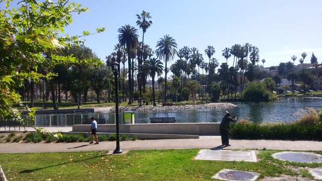 1828-1828 Montrose St