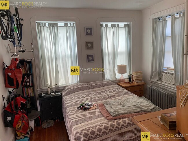 28 Grove St, Unit 7 in Boston, MA - Foto de edificio - Building Photo