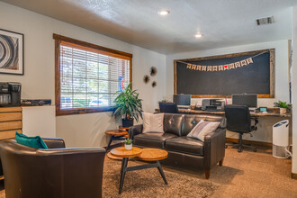 Country Club Vista Apartments in Flagstaff, AZ - Building Photo - Interior Photo