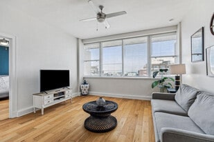 925 Common St in New Orleans, LA - Building Photo