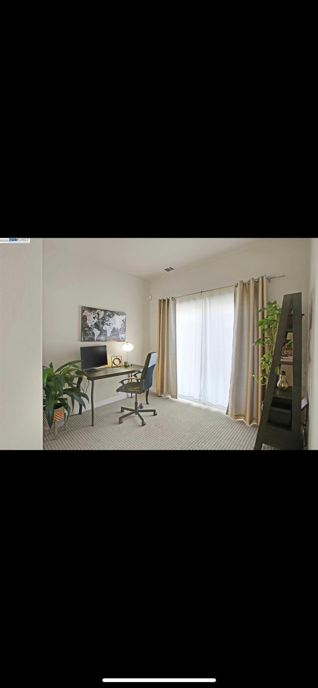 655 MacArthur Blvd in San Leandro, CA - Foto de edificio - Building Photo