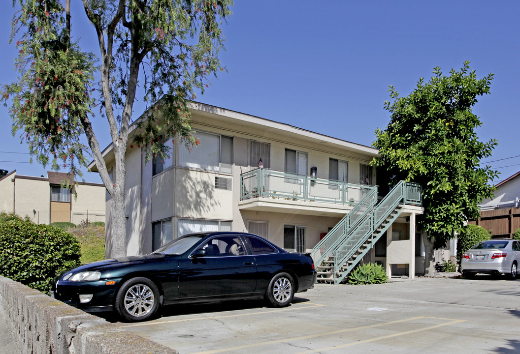 5680 Amarillo Ave in La Mesa, CA - Building Photo