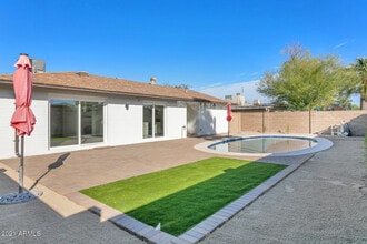 2333 E Paradise Dr in Phoenix, AZ - Building Photo - Building Photo