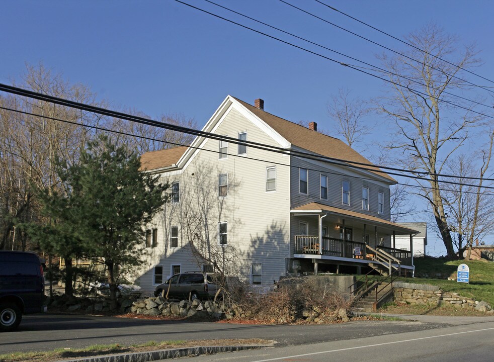 409 Ne main St in Douglas, MA - Foto de edificio