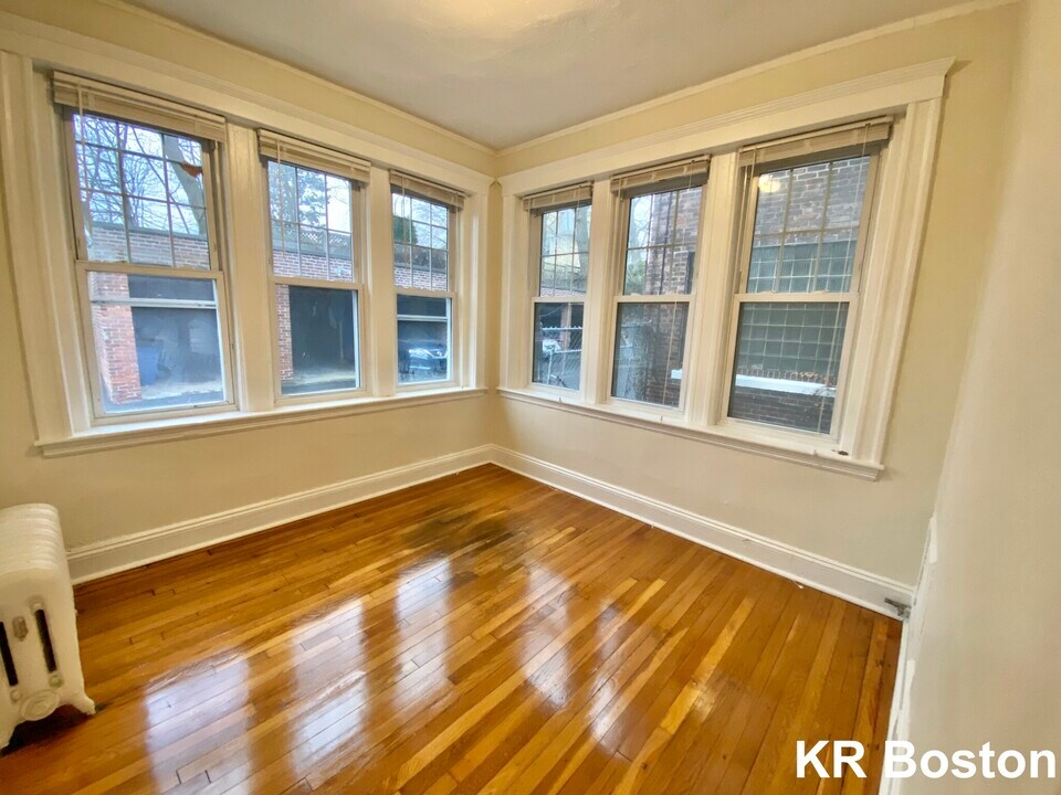 736 Washington St in Brookline, MA - Building Photo