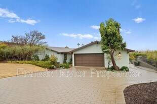 2250 Vista Grande Dr in Vista, CA - Building Photo