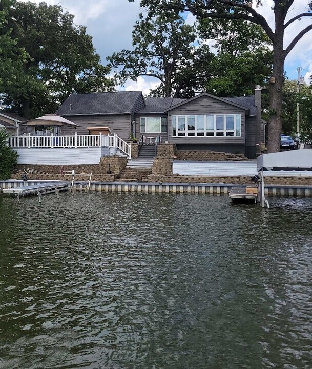 417 Lakeview Ct in Lowell, IN - Building Photo