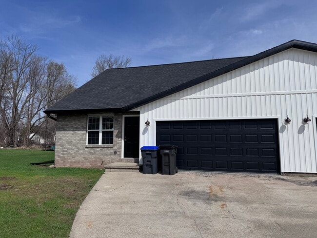 627 E Pine St in New London, WI - Building Photo - Building Photo