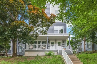 2424 Lyndale Ave S in Minneapolis, MN - Foto de edificio - Building Photo